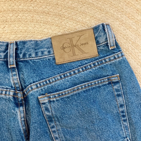 Calvin Klein Easy Fit Straight Leg Highwaist Jeans - Picture 2 of 4